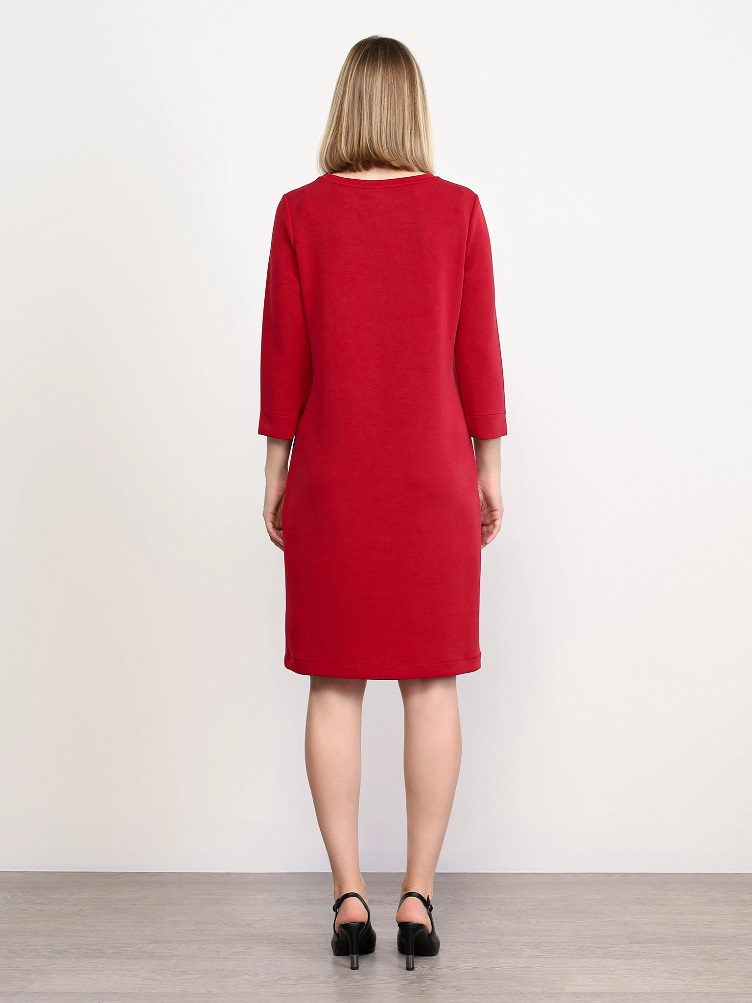 Платье бордового цвета прямого кроя с карманами